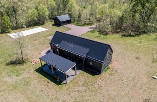Necedah House | Walk to Castle Rock Lake! Modern Home w/Hot Tub