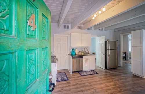 West Old Town Apartment | Walk to Old Town 2BR/1.5ba Professionally Cleaned