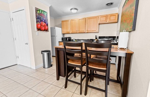 Gainesville Condo | Walk to Shands/UF - Budget 2 Bedroom Condo, Pool!