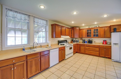 Bristol Cottage | Walk to State St! Bristol Craftsman w/Backyard