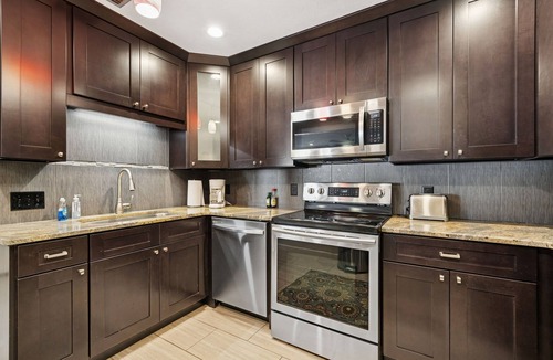 Gainesville House | Walk to UF campus-2 bedroom Townhome off University Avenue near Westgate Publix!