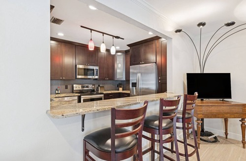 Gainesville House | Walk to UF campus-2 bedroom Townhome off University Avenue near Westgate Publix!