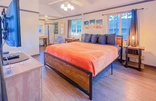 Eureka Springs Historic District Cabin | Wanderoo Lodge