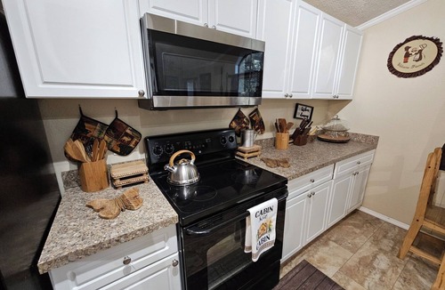 Thonotosassa House | Warm & Welcoming Cabin Retreat - Relaxation Minutes from Tampa Bay Fun!