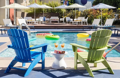 Fisherman's Wharf Hotel | Water View Queens Room, Hotel Caza, Steps from Lombard St