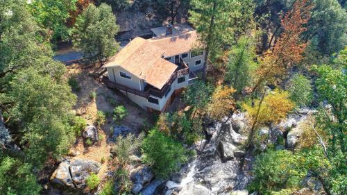 Oakhurst House | Waterfall House-Riverfront-Bbq-sleeps Four