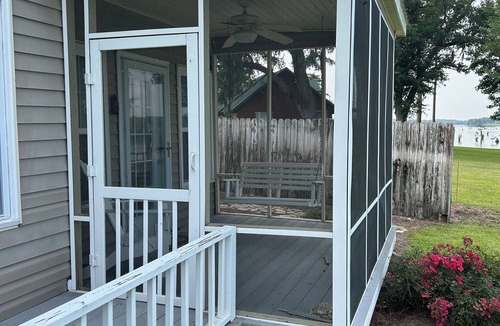 Mount Pleasant House | Waterfront 3 bed 3 bath, located on fisherman’s dream Lake Seminole.