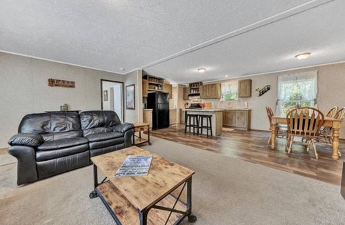 Goodview House | Waterfront home with 3 bedrooms and free parking
