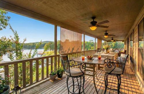 Mid America House | Waterfront Lake Hamilton Estate with Hot Tub & Private Dock