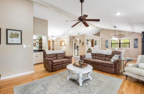 Mid America House | Waterfront Lake Hamilton Estate with Hot Tub & Private Dock