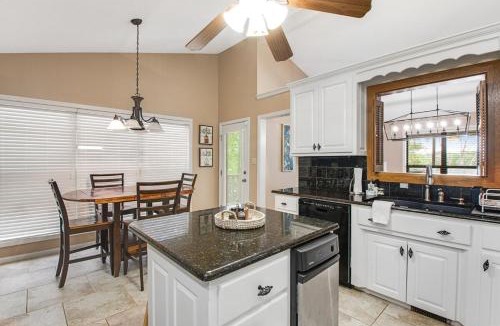 Mid America House | Waterfront Lake Hamilton Estate with Hot Tub & Private Dock