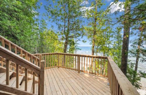 Lion's Head House | Waterfront Log Cabin Starlink