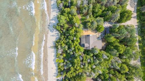 Lion's Head House | Waterfront Log Cabin Starlink