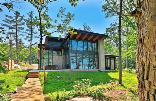 Gravenhurst Cottage | Waterfront Luxury, Hot tub, Chef's Kitchen