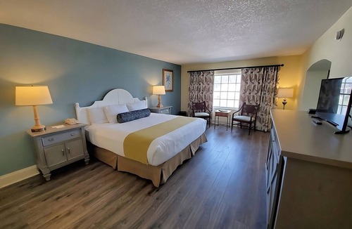 Crystal River Hotel | Waterfront Resort | Pools, Dining & Adventure on Crystal River