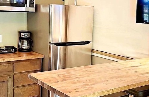 Sutherland Springs RV Rental | Waterfront Safari Cabin San Antonio, Texas