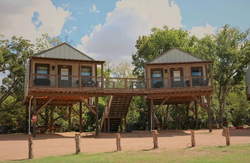 Sutherland Springs RV Rental | Waterfront Safari Cabin San Antonio, Texas