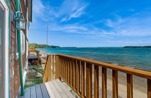 Clinton Apartment | Waterfront studio cottage with stunning views