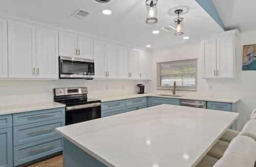 Spring Hill House | Weeki Wachee Heated Pool Mermaid Retreat