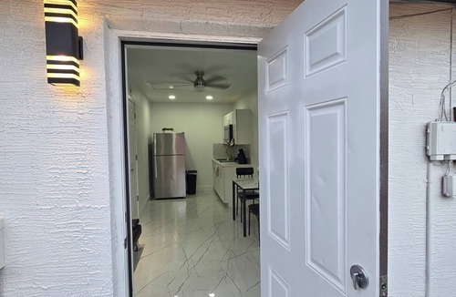 Spring Hill Apartment | Weeki Wachee Mermaids small suite