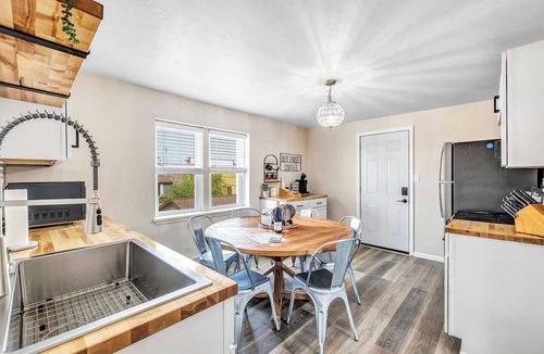 Algoma Apartment | Welcome to The Steele Magnolia! Completely renovated 2 bed/1ba plus bonus pull out futon couch. We are located directly across the street from Von Stiehl Winery and are just a few minutes walk to Crescent Beach!