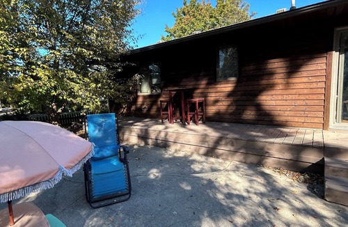 Mundy Township House | Welcome to your charming Michigan retreat home ! Relaxing hot tub!
