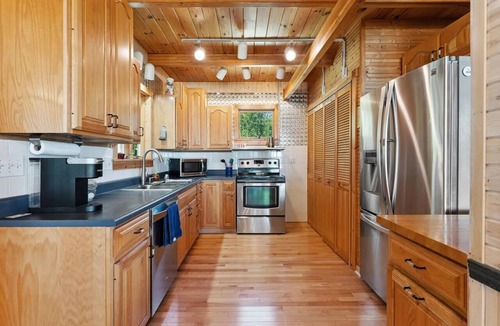 Pointe Aux Pins House | Welcoming 3-bedroom Bridge View Villa house in Bois Blanc Island