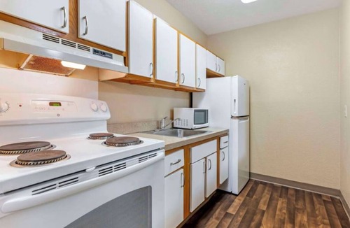 Jeffersontown Hotel | Welcoming Pet-Friendly Room - Space Ideal for Louisville Stays + Free Parking