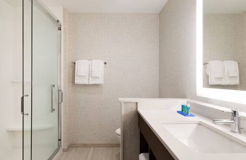 Roselawn Finance Hotel | Well-Appointed Space w/Blackout Blinds for Restful Nights – Great Location