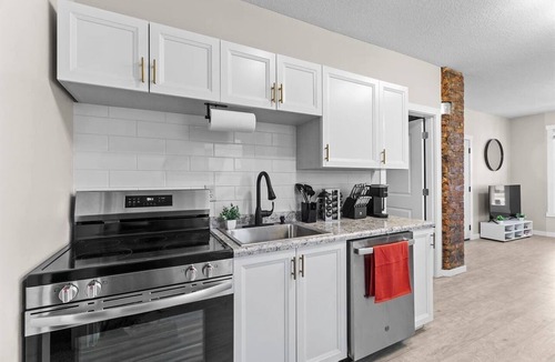 West Central Apartment | Well-Located 2BR Downtown Apartment | Central Stay