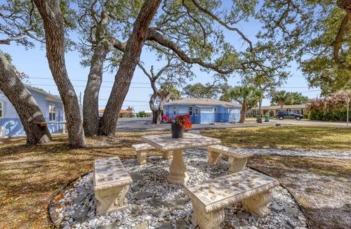 Tropic Apartment | Well-Located Studio Near Beach | TV + Kitchenette