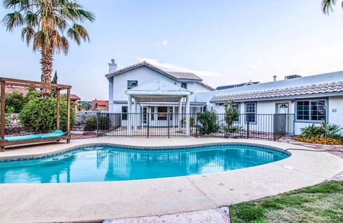 El Paso House | West EP Poolside Mountain Views