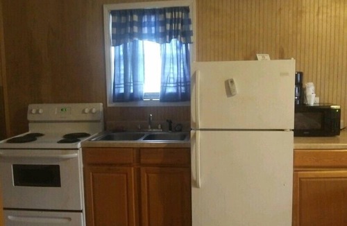Newton Hotel | Whispering Creek Lodging & RV Resort