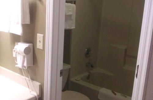 Newton Hotel | Whispering Creek Lodging & RV Resort