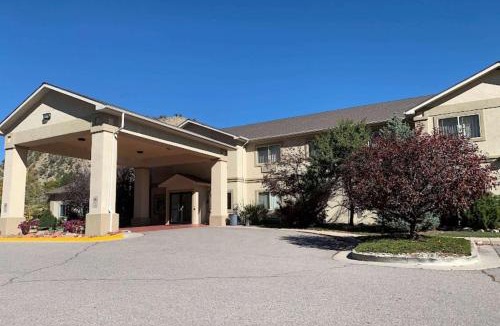 New Castle Hotel | Wingate by Wyndham New Castle - Glenwood Springs