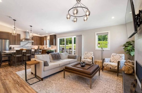 Plymouth Villa | Winner`s Circle | Luxury Stay Near Road America