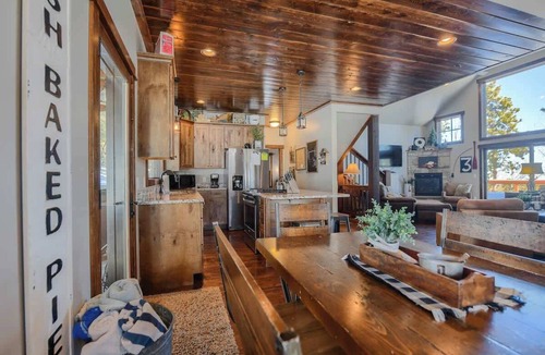 Deadwood House | Yeti Hideout - Fire table, hot tub and stunning views!