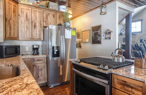 Deadwood House | Yeti Hideout - Fire table, hot tub and stunning views!