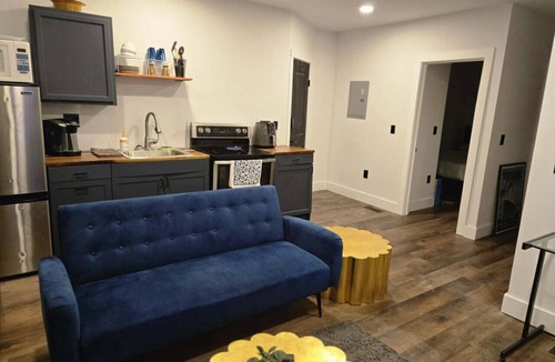 Detroit Apartment | Your Cozy Studio Retreat in Detroit.