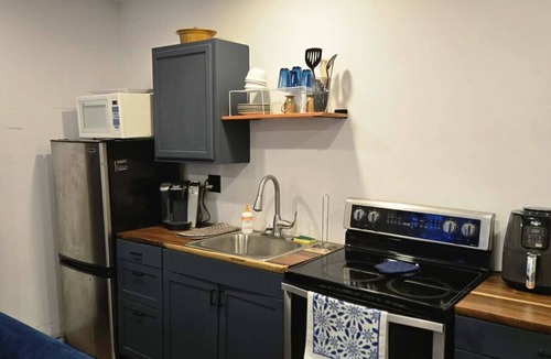 Detroit Apartment | Your Cozy Studio Retreat in Detroit.
