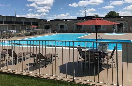 Bethlehem House | Your Relaxing Getaway Awaits! Outdoor Pool, Free Breakfast, Pets Allowed!