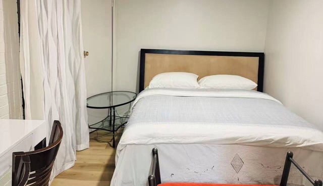 1 bedroom Apt/full kitchen/free parking A