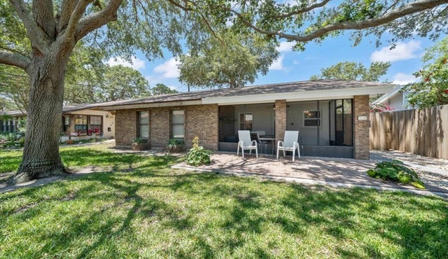 1 Bedroom Beach Bungalow short stroll to the beach!