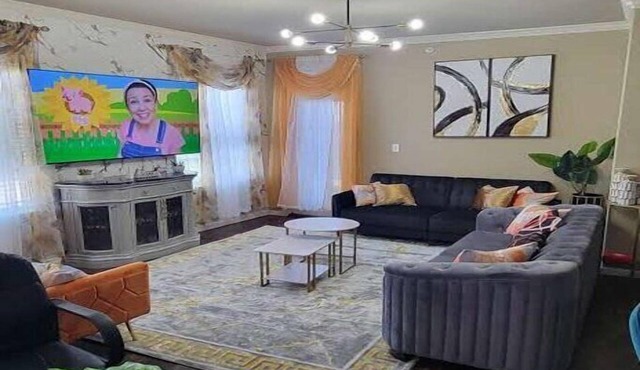 1 king bed,2 sofa beds,office,walk shopping restaurant,12min OU ,15min Airport