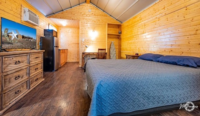 #1-Private Cabin-Kitchenette, Breakfast, Lndry, WIFI