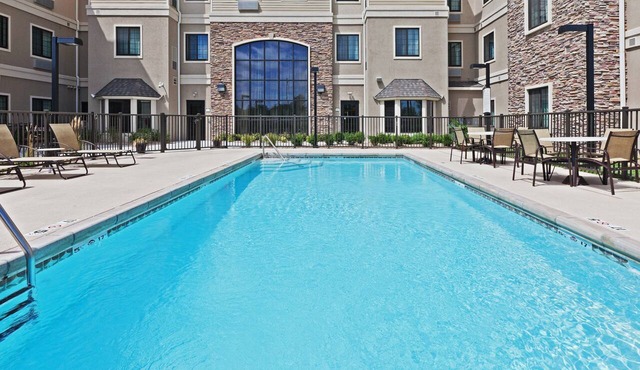 1 Queen Studio w/Complimentary Breakfast + Pool