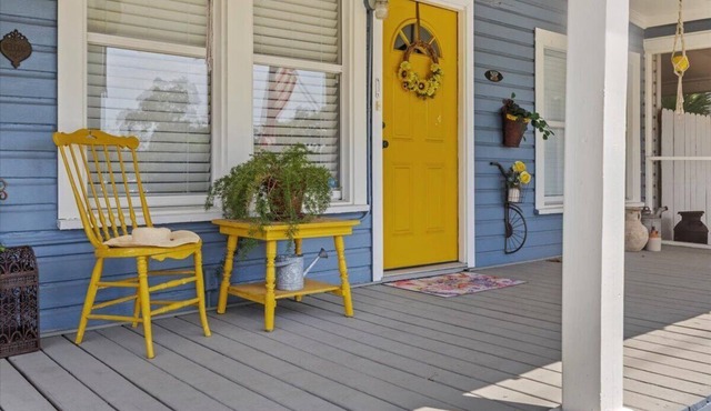 10 MIN TO BEACH + Downtown Pcola + BBQ + Fire Pit