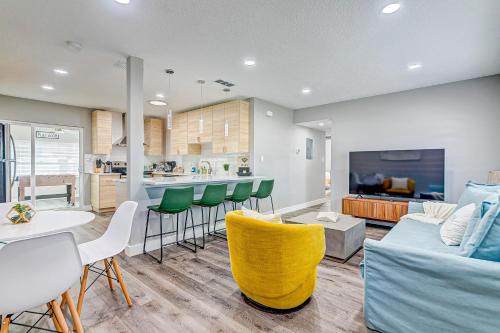 150 W Suwannee Ln