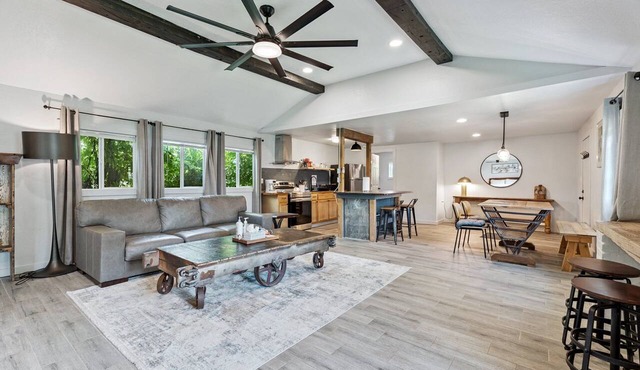 1BR 4 mins from St. Anthony with a dedicated desk — built for work stays #9B