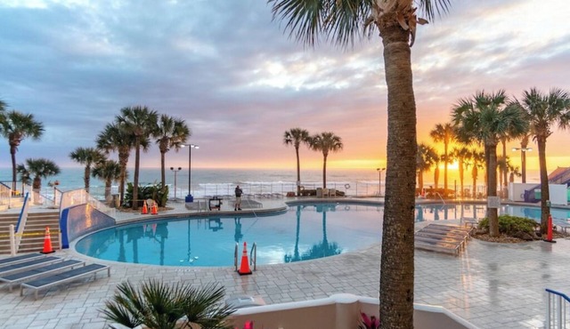 2 Bedroom Deluxe Condo w/Kitchen, Sleeps 8, on Daytona Beach, at Ocean Walk!